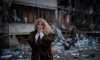 Bà Natali Sevriukova, một cư dân thủ đô Kiev của Ukraine, òa khóc sau khi căn hộ của mình đổ nát vì giao tranh sáng 25/2. Ảnh: AP
