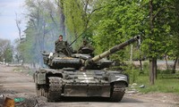 Một chiếc xe tăng của lực lượng thân Nga trên đường phố Mariupol, miền đông Ukraine ngày 4/5. Ảnh: AP