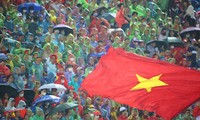 Cổ động viên Phú Thọ tạo nên những sắc màu thú vị trong lần đầu tiên được trực tiếp cổ vũ một sự kiện thể thao lớn. Ảnh: Trọng Tài
