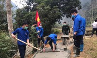 Tuổi trẻ Cao Bằng tham gia xây dựng đường nông thôn. Ảnh: Duy Chiến