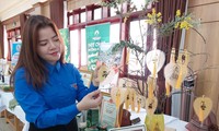Chị Nguyễn Như Sinh (Quảng Nam) bên các sản phẩm từ lá khô handmade tại cuộc thi