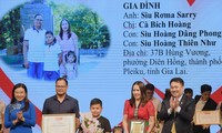 Gia đình anh Siu Rơma Sarry (ở Gia Lai) nhận khen thưởng tại Lễ tuyên dương“Gia đình trẻ Việt Nam tiêu biểu” năm 2022. Ảnh: Xuân Tùng