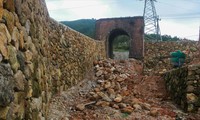 Một tường thành ở Hải Vân Quan bằng đá đã được phục dựng. Ảnh: Nguyễn Thành