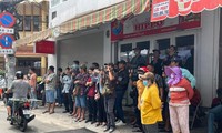 Các YouTuber, TikToker tập trung đông đúc tại đám tang một nghệ sĩ nổi tiếng diễn ra tại nhà riêng của ông ở quận Phú Nhuận, TP.HCM. Họ không chỉ quay chụp đám tang mà còn quay lén các nghệ sỹ khi họ đến viếng (3/2023)