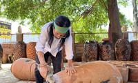 Nghệ thuật làm gốm của người Chăm ở làng gốm Bàu Trúc có nguy cơ mai một. Ảnh: CÔNG HOAN