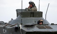 Hai binh sỹ thuộc lực lượng đặc nhiệm dù của Nga ở Crimea. Ảnh: CNN 