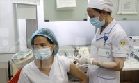 Sau tiêm vắc-xin cần lưu ý các biểu hiện sức khỏe. Ảnh: Long Phạm 