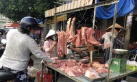 Chợ tự phát lấn ra giữa đường buôn bán. Ảnh: U.P