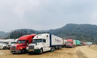 Tại biên giới Lạng Sơn hiện còn tồn trên 2.000 xe chở hàng chờ xuất khẩu. Ảnh: Duy Chiến 