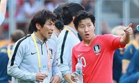 HLV Gong Oh-kyun (trái) sẽ phải vượt qua cái bóng rất lớn của người tiền nhiệm Park Hang-seo ở đội tuyển U23 Việt Nam
