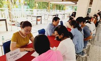 Giáo viên Trường THPT Lê Qúy Đôn (TPHCM) đang tư vấn chọn môn học cho phụ huynh, học sinh. Ảnh: Nguyễn Dũng