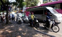 Nắng nóng gay gắt, người dừng đèn đỏ chọn bóng mát
