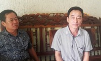 Ông Trần Đình Diện, bố của anh Trần Đình Quang (bìa phải): “Gia đình tui rứa là tan nát…” . Người ngồi bên là ông Trương Huy Liệu. Ảnh: PXD 