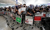 Người biểu tình tại sân bay Hong Kong. Ảnh: Reuters