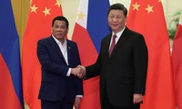 Tổng thống Philippines Rodrigo Duterte gặp Chủ tịch Trung Quốc Tập Cận Bình trong chuyến thăm Bắc Kinh vào tháng 4. Ảnh: Reuters