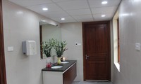 Nhà vệ sinh sạch như khách sạn tại Văn Miếu. Ảnh: XUÂN LÊ