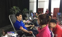 Anh Phạm Minh Khôi, Bí thư Huyện Đoàn Lương Tài tham gia hiến máu tình nguyện tại một chương trình do chính anh tổ chức. Ảnh: PV 