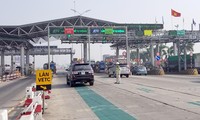 Hầu hết các trạm thu phí trên cả nước đã có làn thu phí tự động không dừng. Ảnh: Phạm Thanh 