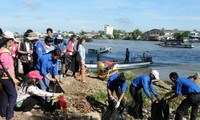 Các ĐVTN Vĩnh Long vớt rác trên sông