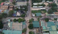 Nhà xưởng, nhà cấp 4 ồ ạt mọc trên đất nông nghiệp. Ảnh: Mạnh Thắng