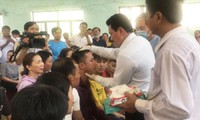 Giữa tháng 7/2020, ông Võ Hoàng Yên cùng cộng sự chữa bệnh cho người dân huyện Bình Sơn, tỉnh Quảng Ngãi. Ảnh: Nguyễn Ngọc 