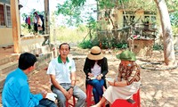 Trưởng thôn Lý Văn Sài (thứ 2, trái qua) kể về làng thanh niên lập nghiệp