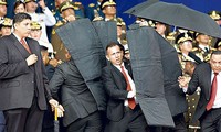 Vệ sỹ che chắn cho Tổng thống Maduro khi một cuộc tấn công bằng thiết bị bay không người lái xảy ra tại thủ đô Caracas hồi đầu tháng Tám vừa qua (800noticias.com)