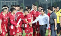 Bộ trưởng Bộ VHTTDL Nguyễn Ngọc Thiện động viên các cầu thủ trước ngày lên đường tham dự AFF Cup 2018. ảnh NHƯ Ý 