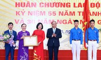 Thủ tướng Nguyễn Xuân Phúc trao tặng Huân chương Lao động hạng Nhì của Chủ tịch nước cho Trường THPT Đa Phúc (Sóc Sơn, Hà Nội). Ảnh: TTXVN