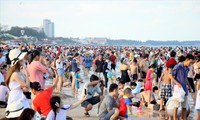 Du khách chen chân trên bãi biển Vũng Tàu trong kỳ nghỉ lễ giổ Tổ Hùng Vương vừa qua