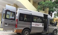 Lực lượng chức năng khám nghiệm chiếc ô tô để quên bé trai