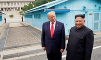 Ông Trump và ông Kim gặp nhau tại khu phi quân sự giữa Triều Tiên và Hàn Quốc hồi cuối tháng 6. Ảnh: Reuters