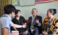 Những bệnh nhân thiếu thuốc kể khổ với nhóm phóng viên