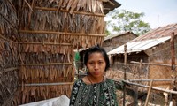 Zarchi Lwin đứng để phóng viên chụp ảnh gần nơi cô thuê trọ, trong một khu công nghiệp ở ngoại ô Yangon, Myanmar. Ảnh: REUTERS
