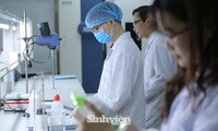 Sinh viên Khoa Y dược, ĐH Quốc gia Hà Nội trong giờ thực hành. Ảnh: Diệp An 