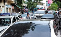 Xe cứu thương kẹt cứng giữa dòng người và taxi trước cổng cấp cứu Bệnh viện Việt Đức