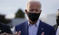 Ứng viên đảng Dân chủ Joe Biden phát biểu với báo giới trước khi lên máy bay ở Delaware ngày 23/9. Ảnh: AP 