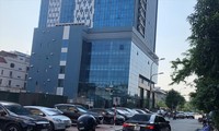 Xe ô tô đỗ kín vỉa hè xung quanh khu liên cơ Võ Chí Công. Ảnh: A.Trọng