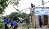  ĐVTN Quảng Trị tham gia khắc phục hậu quả do mưa lũ giúp người dân. Ảnh: Lâm Đăng Hải 