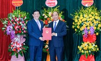 Thủ tướng Nguyễn Xuân Phúc trao quyết định bổ nhiệm cho tân Bộ trưởng Bộ Y tế Nguyễn Thanh Long. Ảnh: T.H 