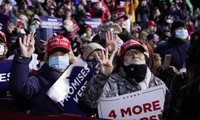 Nhiều cử tri giơ ngón tay và biển hiệu đòi "4 năm nữa" cho Tổng thống Trump. ẢNH: AP