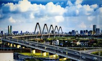 Cầu Nhật Tân được xây dựng đưa vào sử dụng đã mở rộng đô thị về phía Tây, tạo ra diện mạo mới cho phát triển kinh tế - xã hội Hà Nội. Ảnh: Hoàng Mạnh Thắng