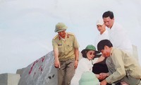 Nữ nhà báo Bích Hậu trong lần thăm lại đảo Cồn Cỏ năm 2008. ẢNH: NHÂN VẬT CUNG CẤP 