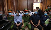 Bà Bạch Diệp, ông Nguyễn Thành Tài (từ phải sang) tại tòa. Ảnh: Tân Châu