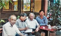 Nhà thơ dân gian Bảo Sinh, Nhà văn Nguyễn Huy Thiệp, Giáo sư Trần Đình Sử và tác giả Trần Nguyễn Anh (từ trái qua) ở Cà phê Nhân (Hà Nội)