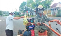 Anh K'panh được chốt kiểm soát dịch COVID-19 số 2 tại xã Ea Tiêu tặng lương thực, thực phẩm