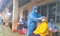 Đội truy vết COVID-19 trong cộng đồng. Ảnh: Vũ Cường