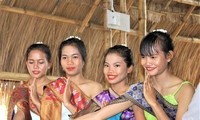 Thiếu nữ người Việt gốc Lào