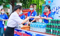 Đội tình nguyện tặng nước lọc cho thí sinh