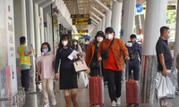 Hành khách nhộn nhịp ở sân bay Tân Sơn Nhất tối Giao thừa